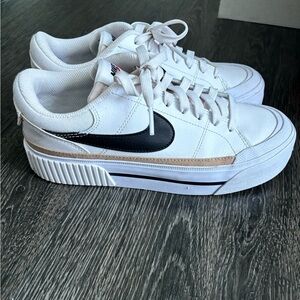 Nike women’s size 7 court legacy